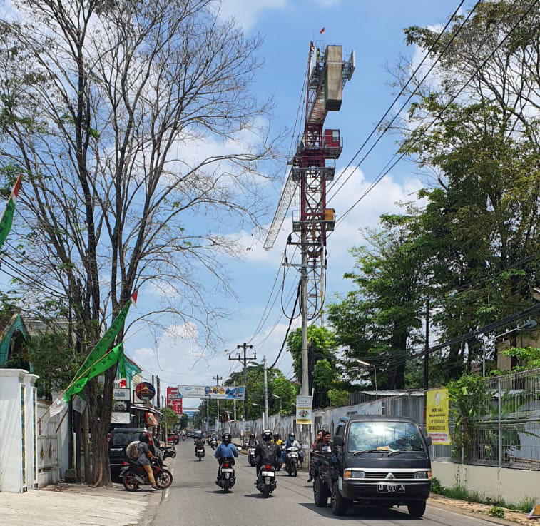 pemasangan+crane+pada+proyek+gedung+laboratorium+terpadu+UPN+Yogakarta