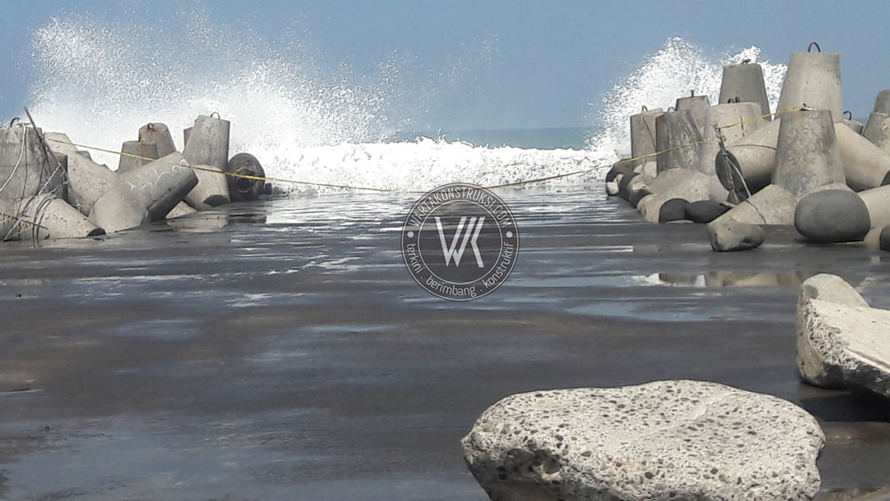 Bagian+ujung+break+water+dipasangi+police+line.+Foto%3A+Bhisma+Bharata