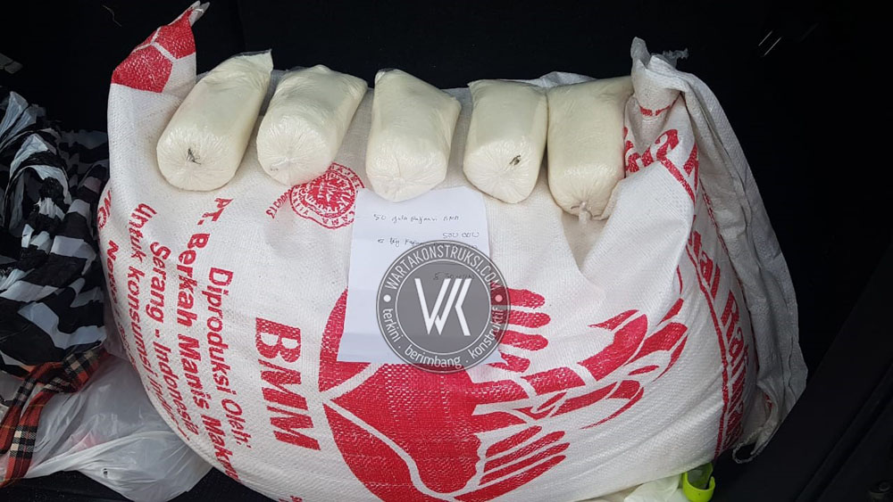 Gula+rafinasi+beredar+luas+di+pasaran+tanpa+penindakan+dari+pemerintah.+Foto%3A+Eko+Purwono