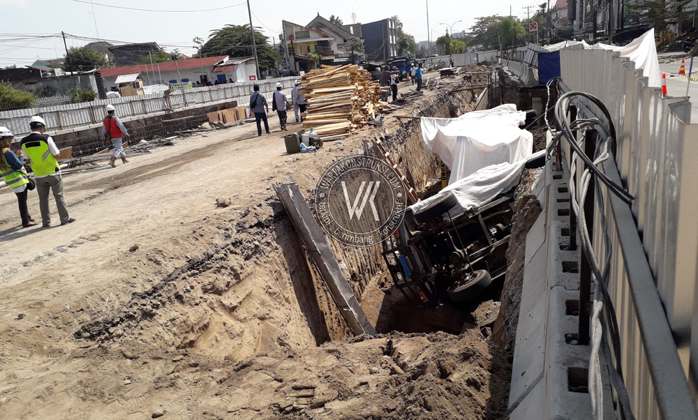 Satu+unit+truk+dan+mobil+pribadi+terperosok+di+galian+underpass+Kentungan