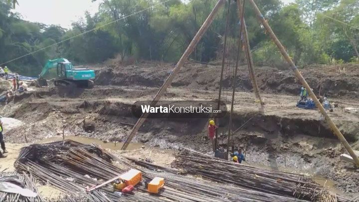 proses+pemancangan+para+proyek+perkuatan+tebing+sungai+bedog