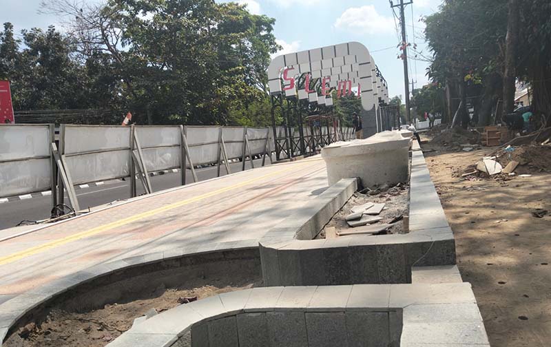 https://www.wartakonstruksi.com/upload/revitalisasi+taaman+JL+Pringgodiningrat