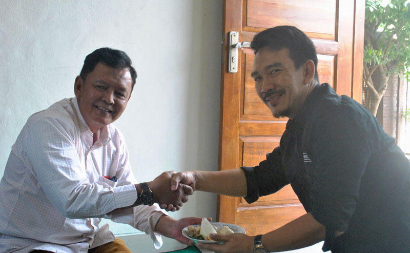 Direktur+PT+WBI+menyerahkan+potongan+tumpeng+kepada+undangan