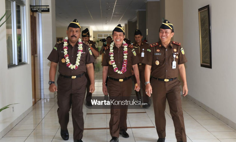 Kajati+lama+dan+baru+menuju+aula+tempat+pisah+sambut+digelar