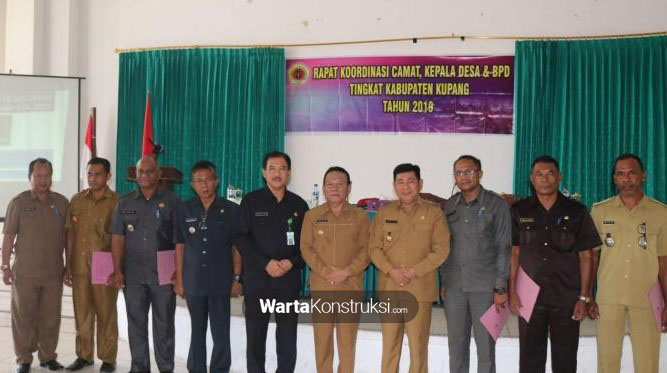 Bupati+Kupang+berpose+di+sela+rakor+bersama+camat+dan+kades+se+Kupang.