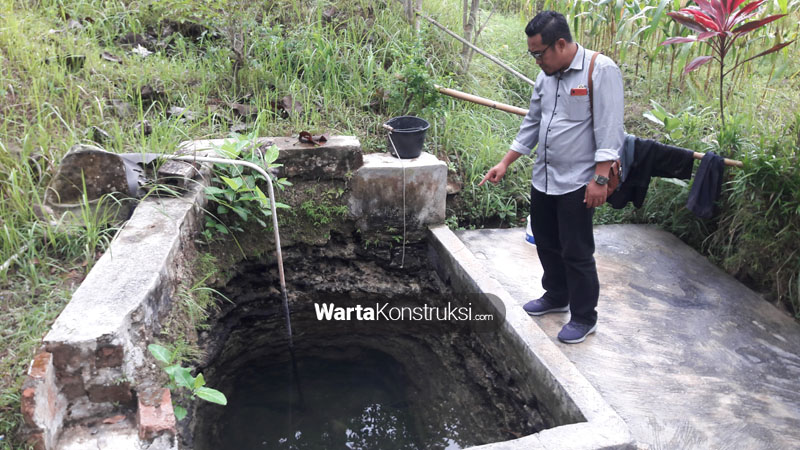 Pancar+Topo+Broto+menunjukkan+sumber+mata+air+di+Sentolo