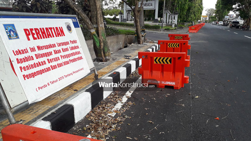 water+barrier+dipasang+di+ruas+Mulungan+Drono